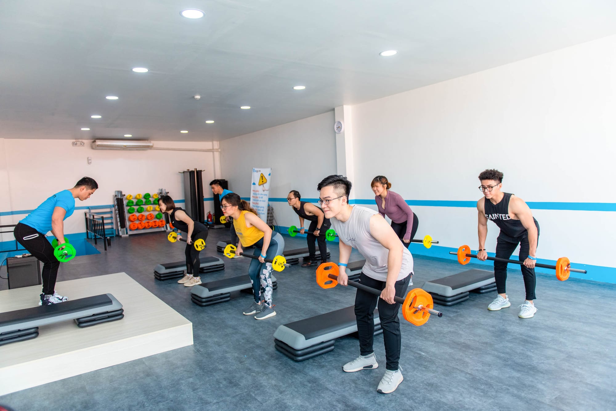 Lớp Cardio và HIIT nhóm tại The New Gym với tạ tay