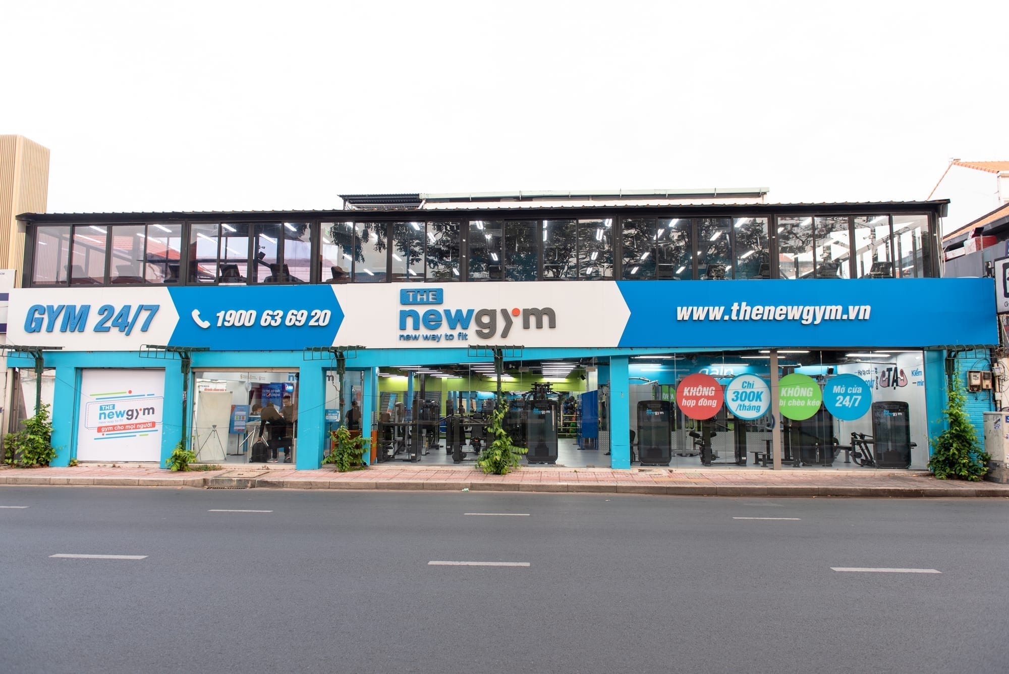 Mặt tiền The New Gym tại 256 Điện Biên Phủ với biển hiệu xanh trắng